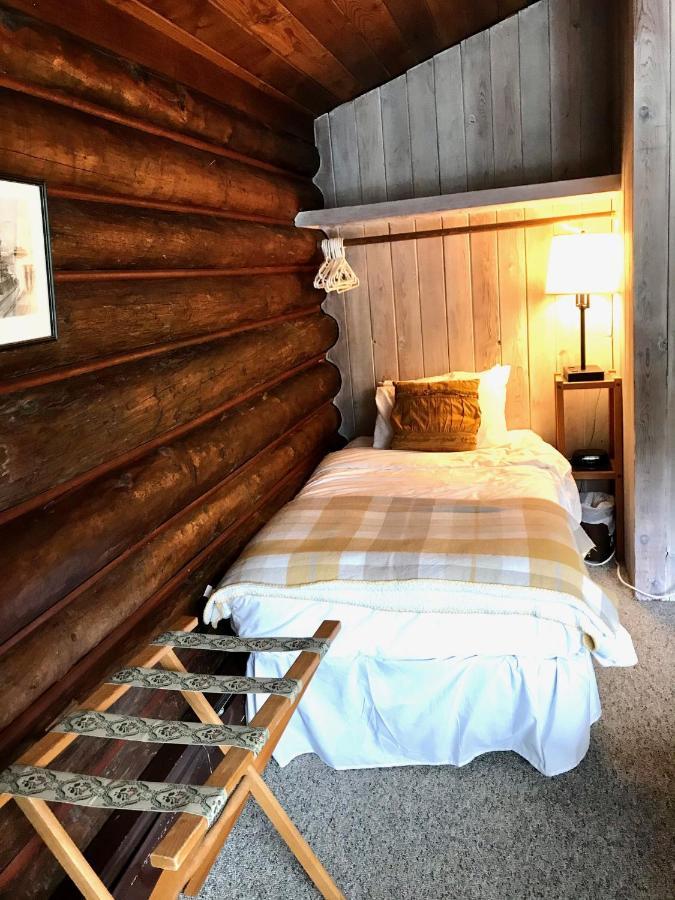 The Surf Lodge And Pub Gabriola Exterior foto